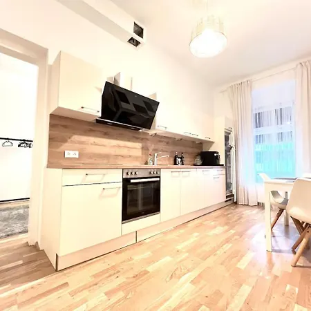 Living Eggenberg 9 شقة